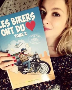 Photographie de Lolita présentant le tome 2 de la BD Les Bikers ont du Cœur (HD Le Plaisir).