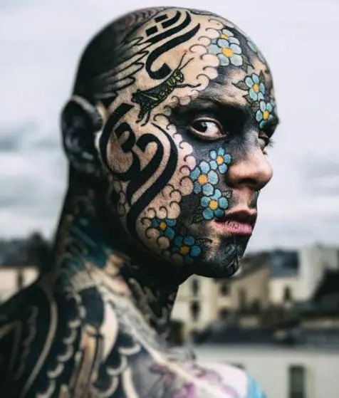 Photographie de Freaky Hoody, l'instituteur le plus tatoué de France.